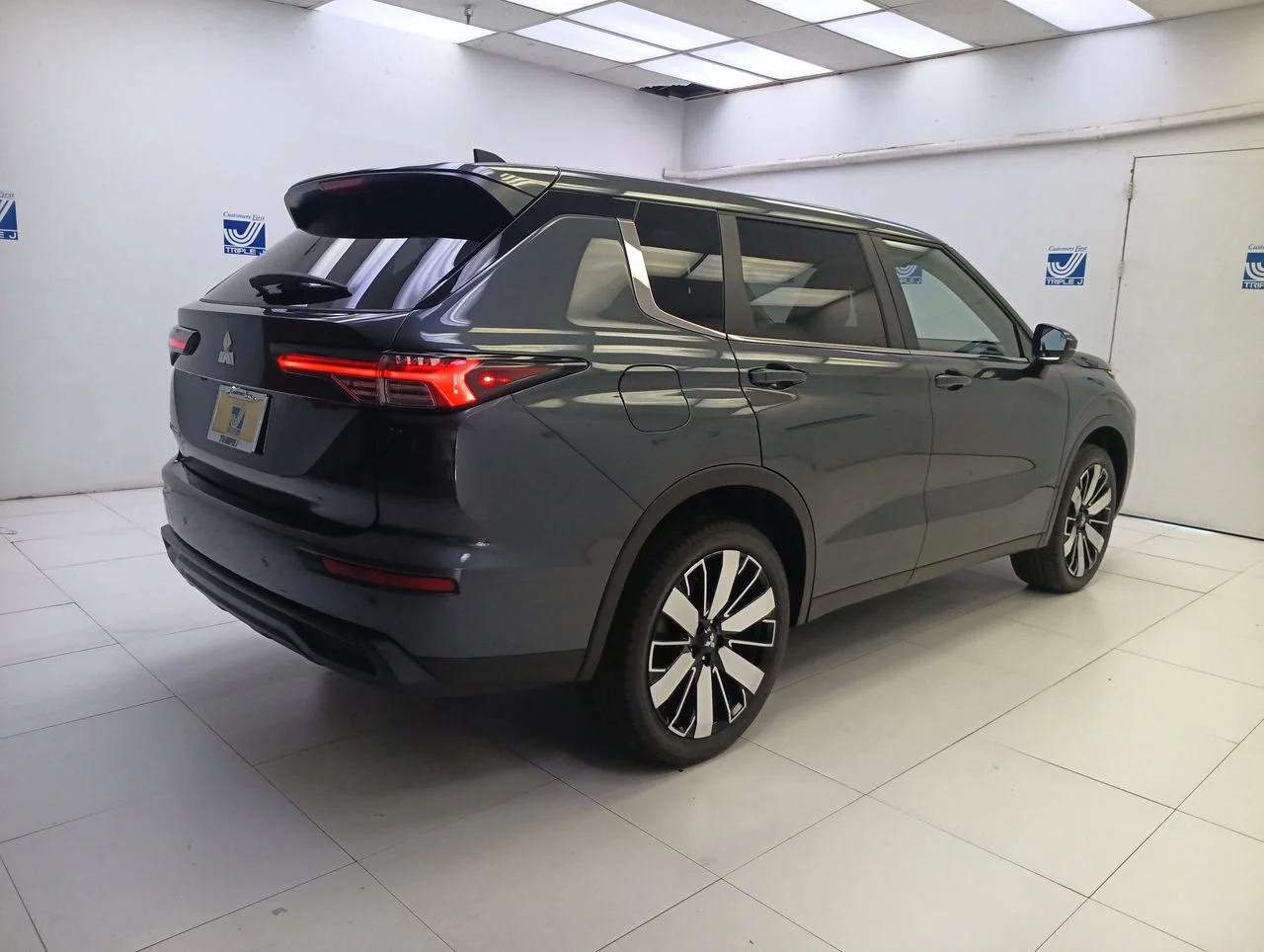 New 2026 Graphite Gray Mitsubishi ES image 8