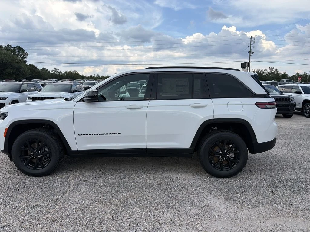 New 2026 Bright White Clear-Coat Exterior Paint Jeep Laredo Altitude image 3