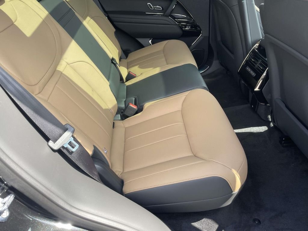New 2026 Santorini Black Land Rover Dynamic SE image 18