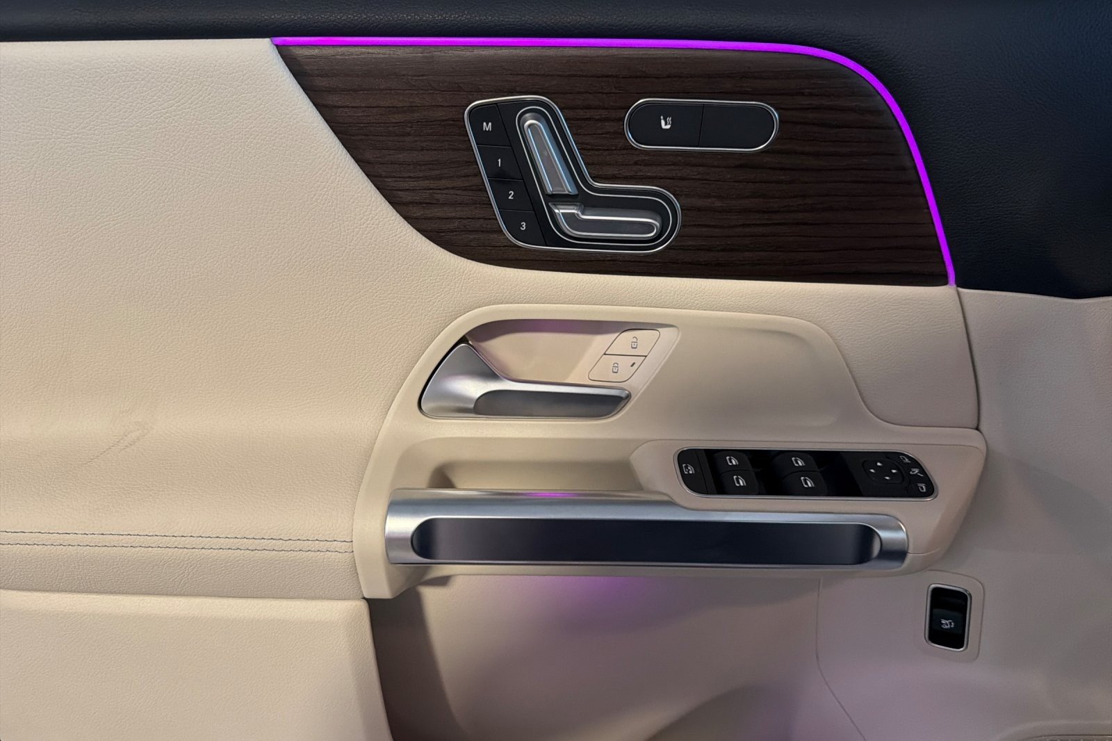 New 2026 Polar White Mercedes-Benz GLB 250 SUV image 10