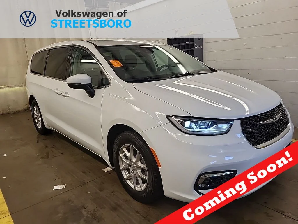 2023 Chrysler Pacifica Touring L's photo