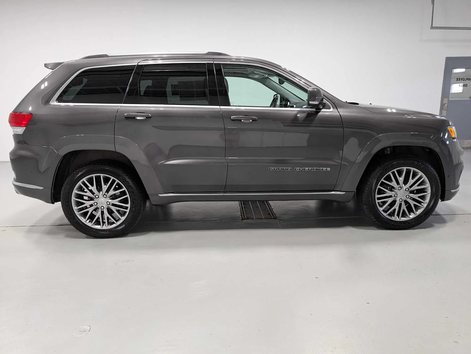 Used 2018 Granite Crystal Metallic Clearcoat Jeep Summit image 7