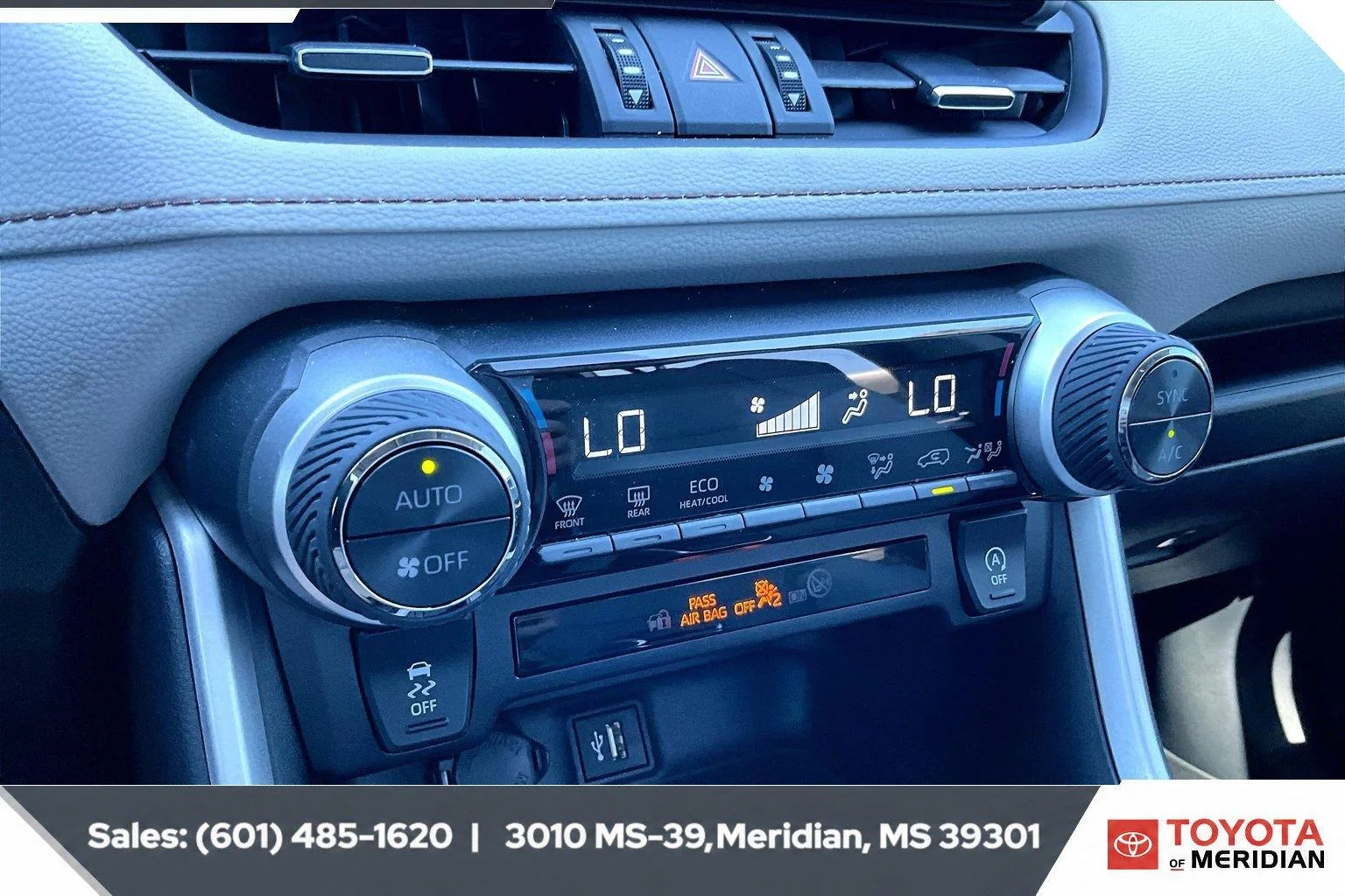 Used 2025 Wind Chill Pearl Toyota XLE Premium image 22