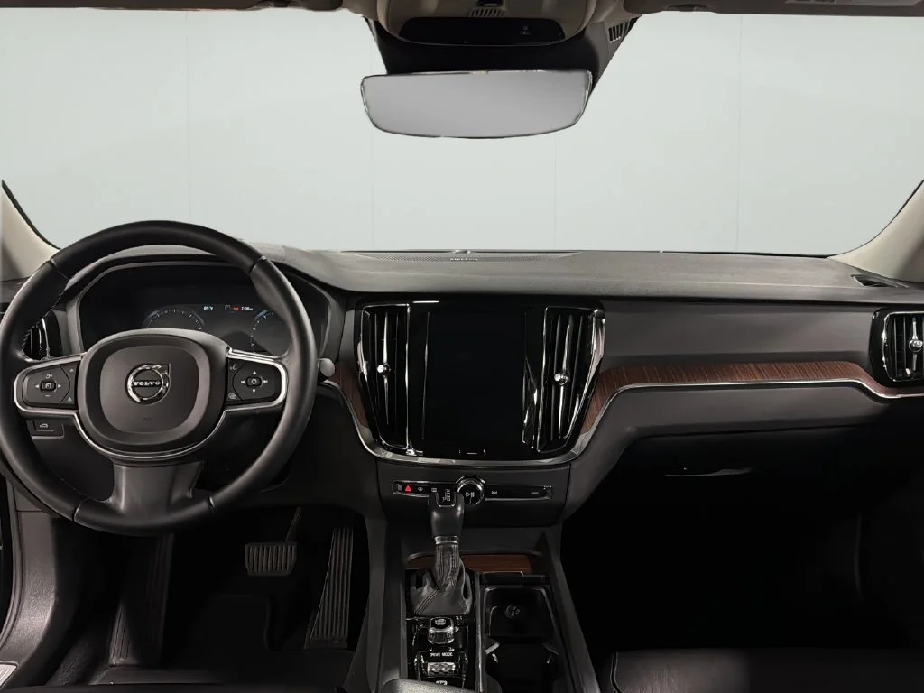 Used 2019 Black Volvo T6 Momentum image 19