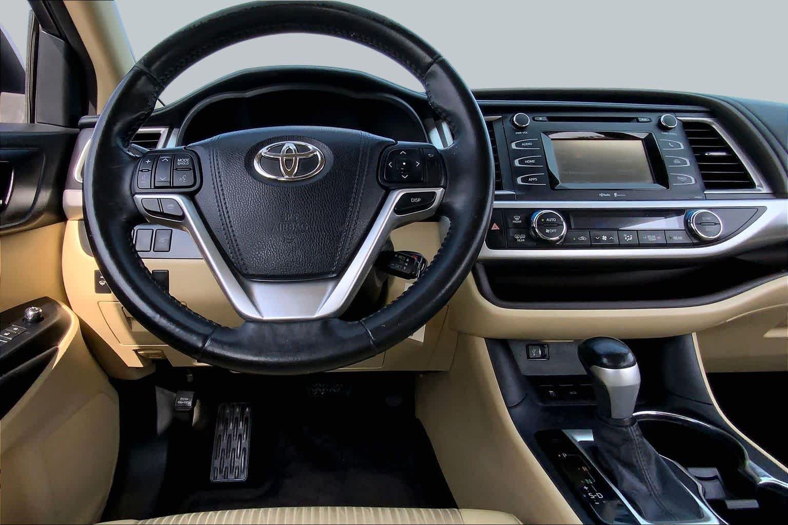 Used 2015 Blizzard Pearl Toyota LE Plus image 6