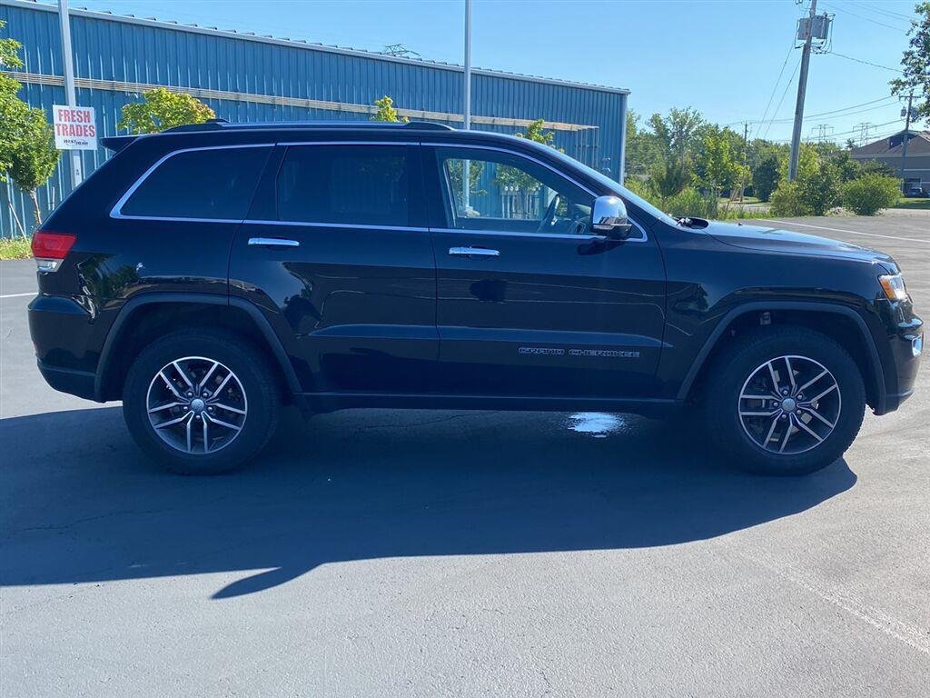 Used 2018 Diamond Black Crystal Pearlcoat Jeep Limited image 13