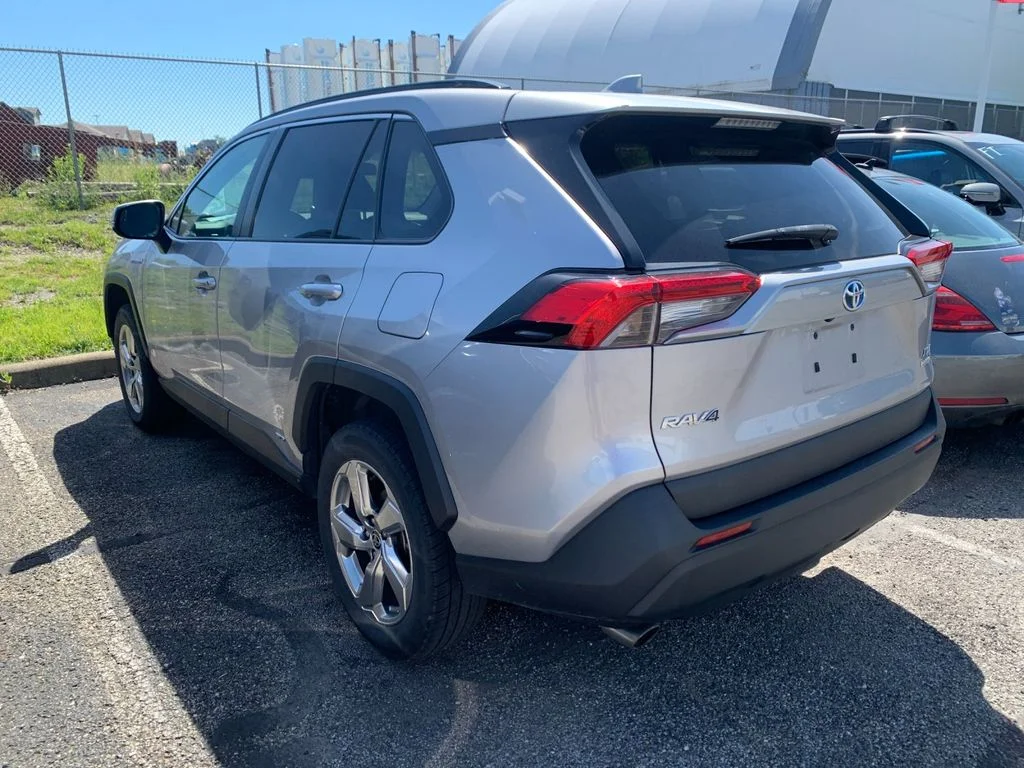 Used 2021 Silver Toyota XLE Premium image 4