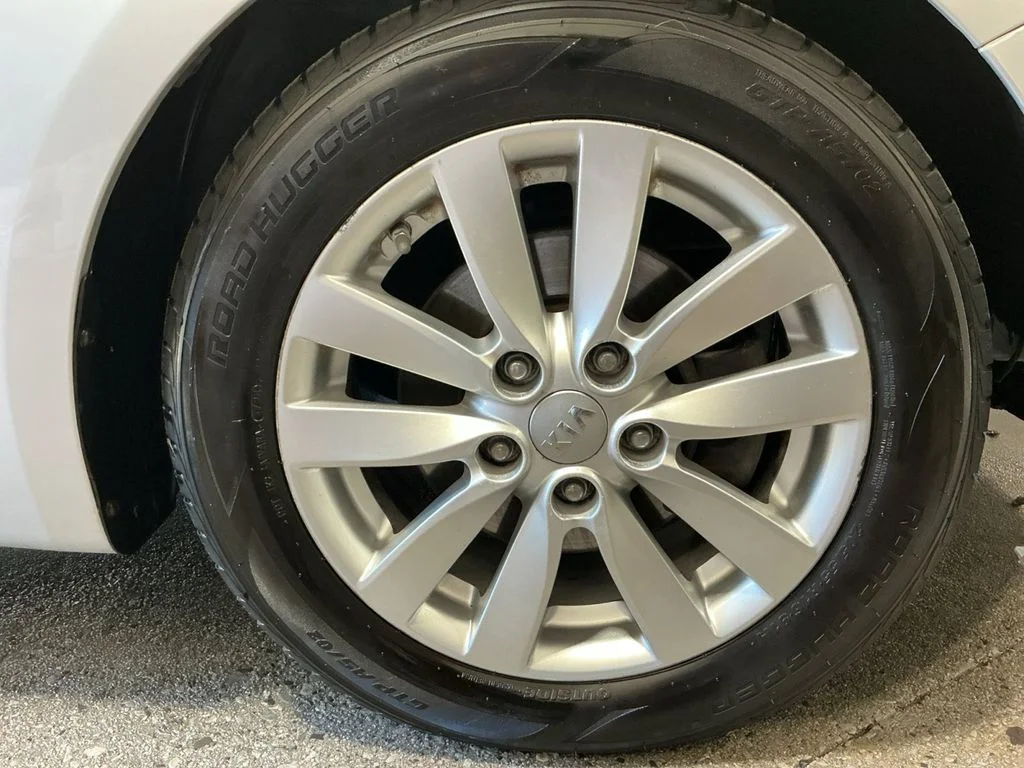 Used 2015 Silver Kia EX image 26