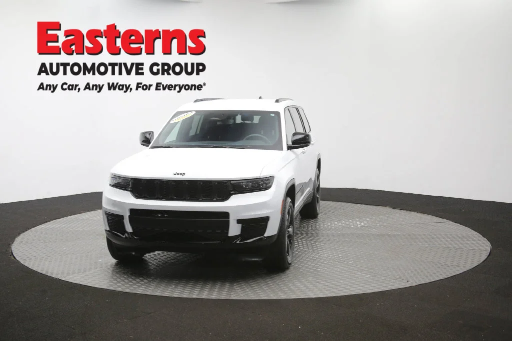 Used 2023 White Jeep Altitude image 55