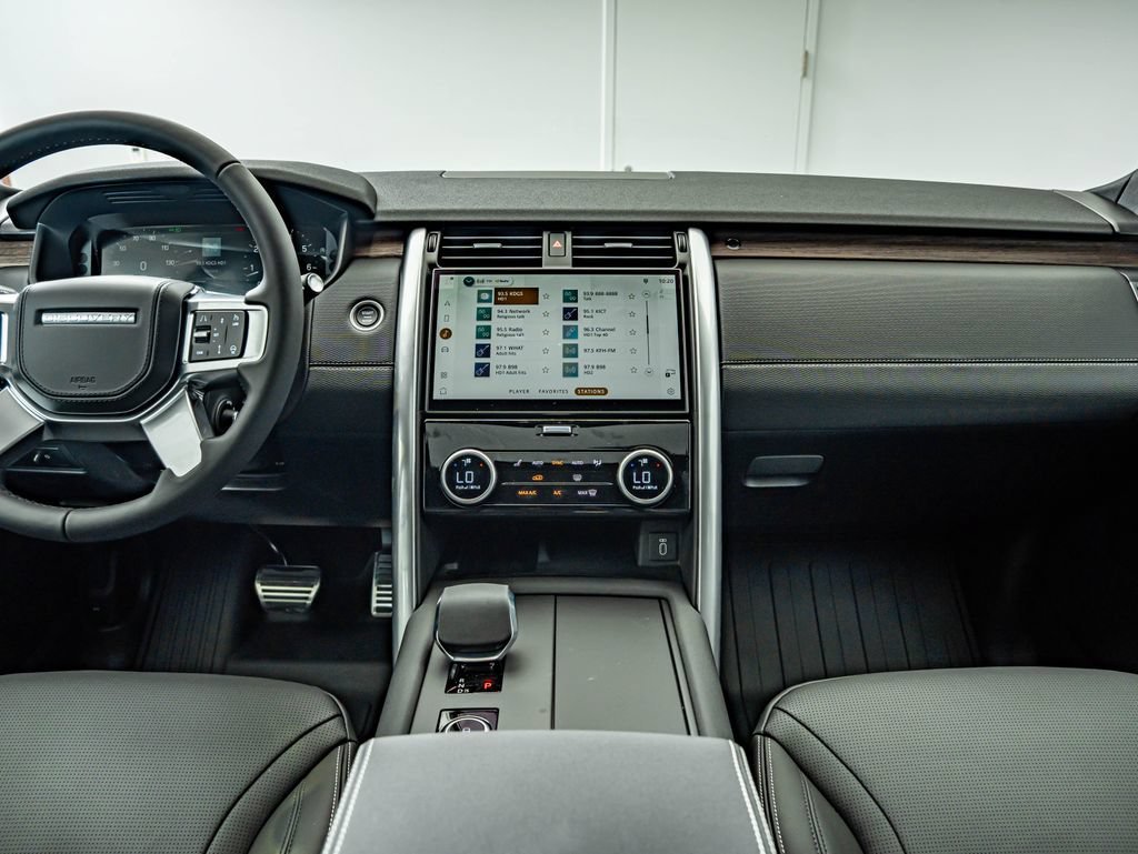 New 2026 Santorini Black Land Rover Dynamic SE image 29