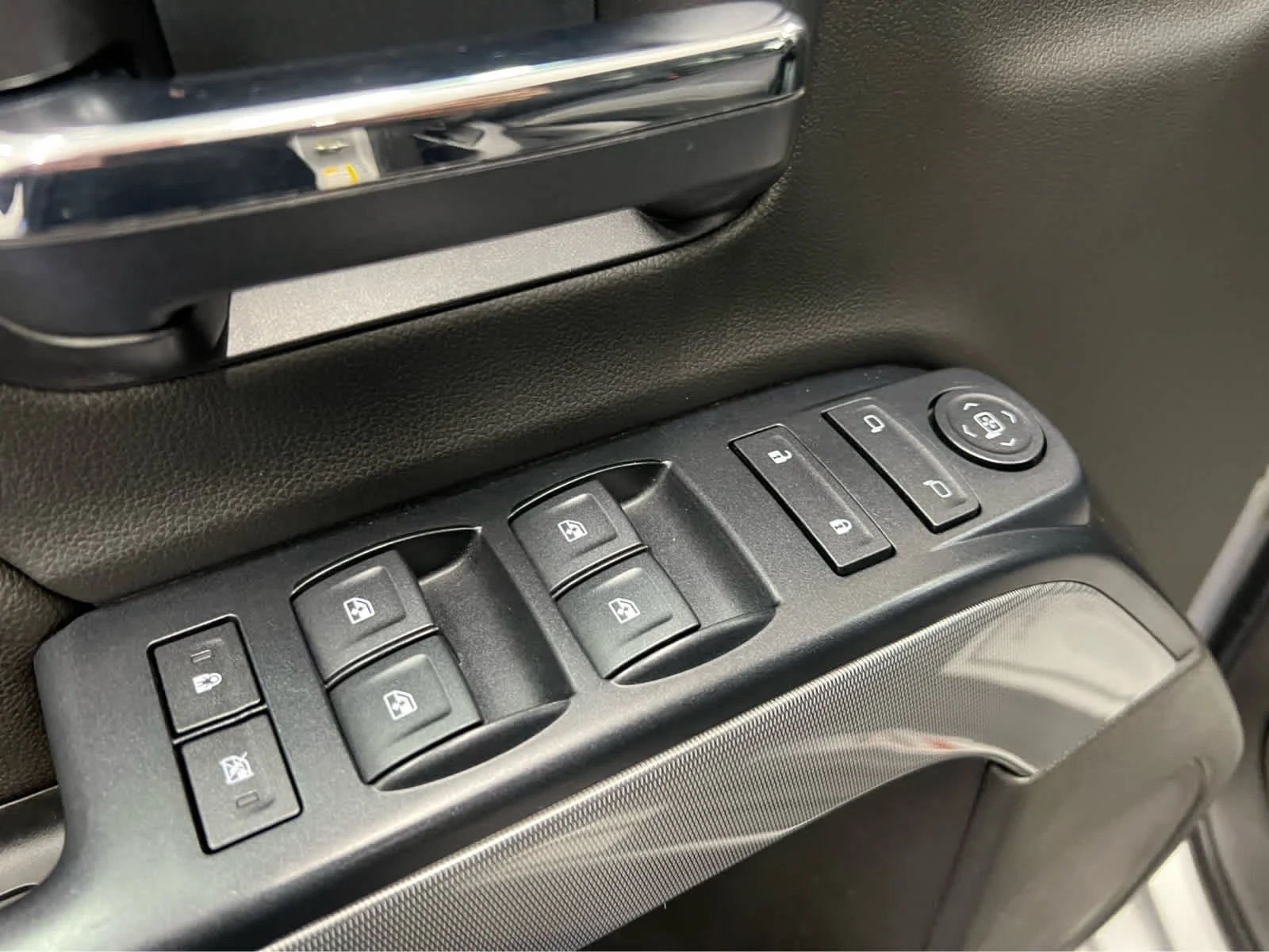 Used 2018 Silver Ice Metallic Chevrolet LT image 12
