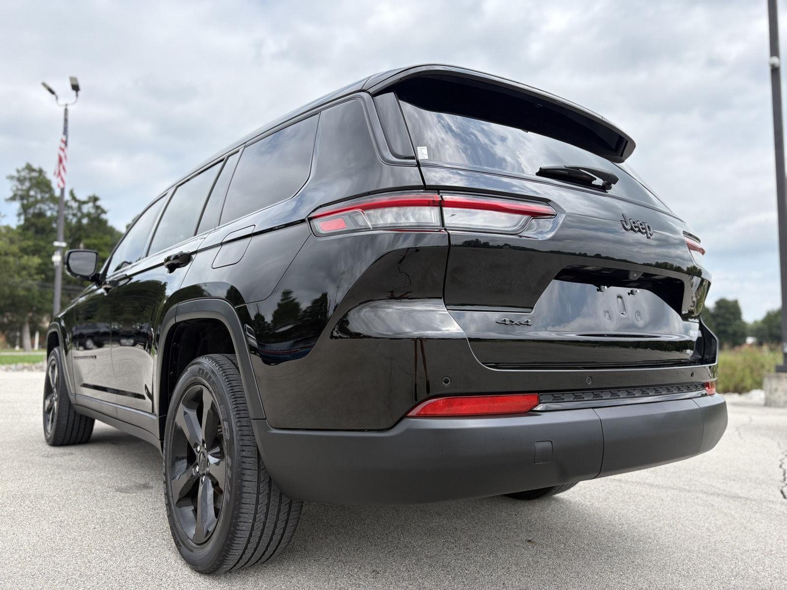 Used 2023 Diamond Black Crystal Pearlcoat Jeep Altitude image 20