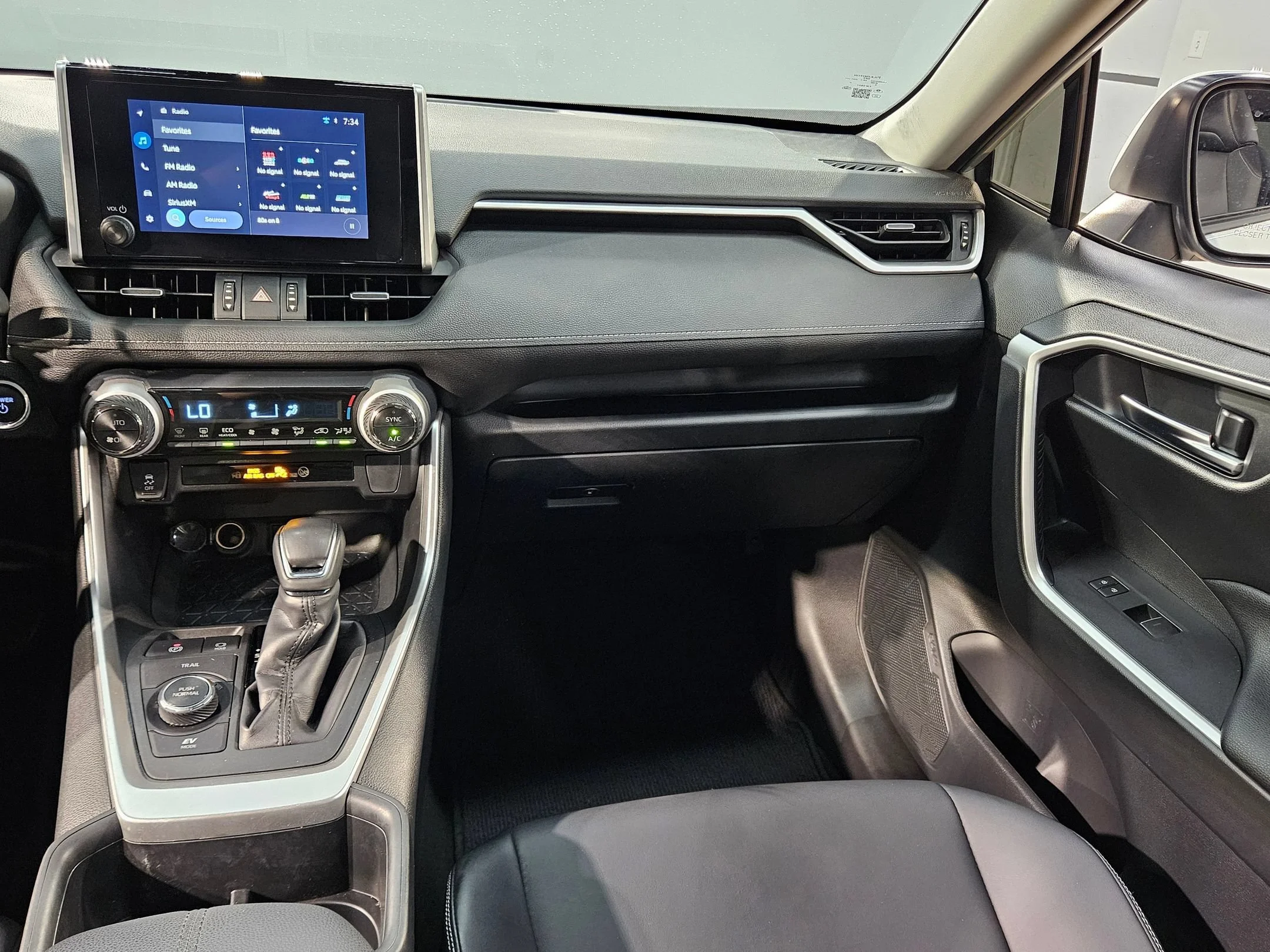 Used 2024 Wind Chill Pearl Toyota Hybrid XLE Premium image 11