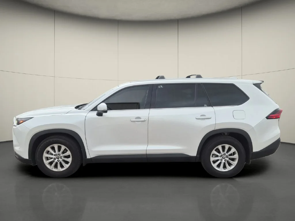 Used 2025 Beige Toyota XLE image 4