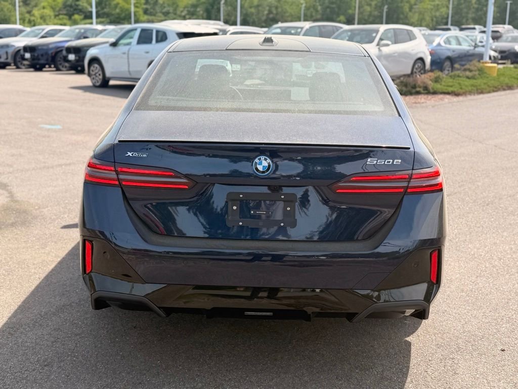 New 2027 Tanzanite Blue II Metallic BMW 550e xDrive image 4