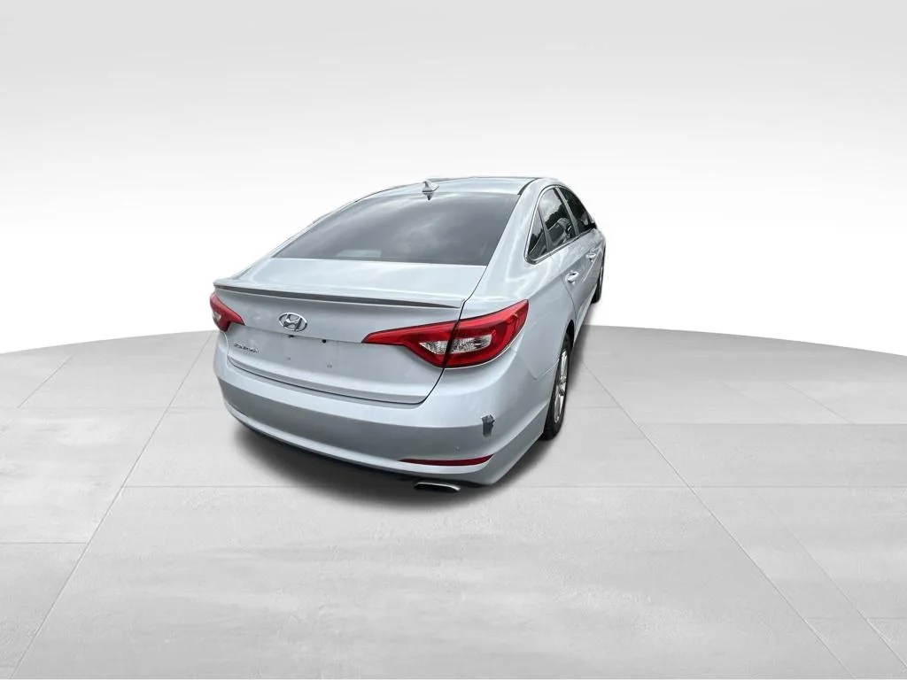 Used 2016 Silver Hyundai SE image 24