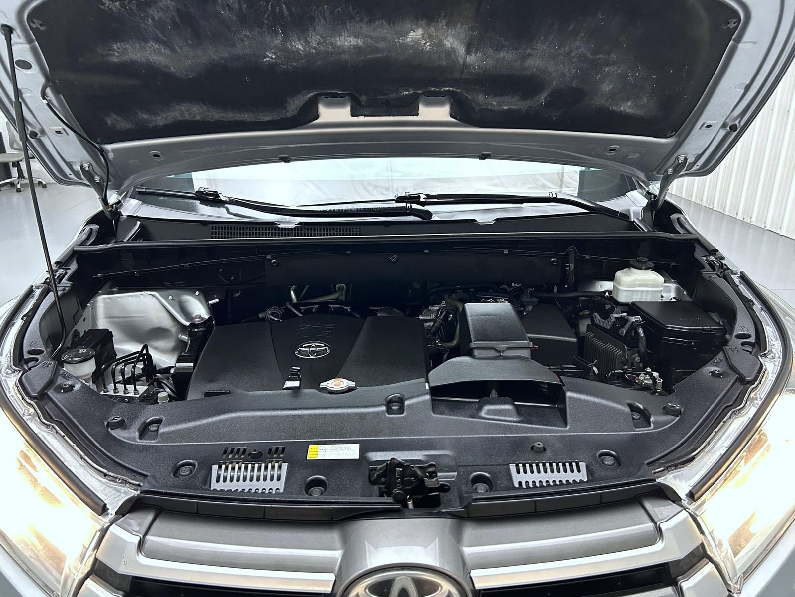 Used 2019 Silver Toyota XLE image 25