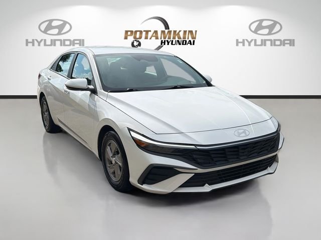 Used 2025 White Hyundai SE image 3