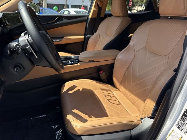 2025 Lexus NX PHEV 450h+ - Photo 11
