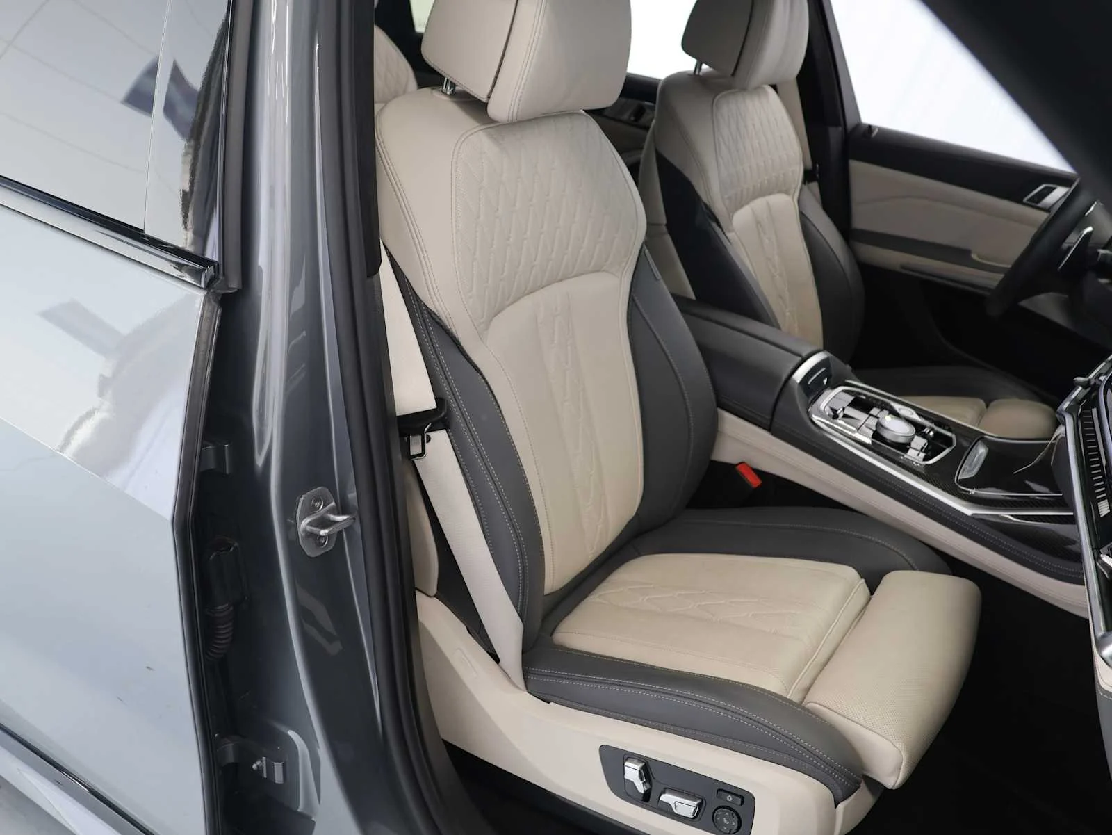 Certified Used 2025 Skyscraper Grey Metallic BMW M60i image 14