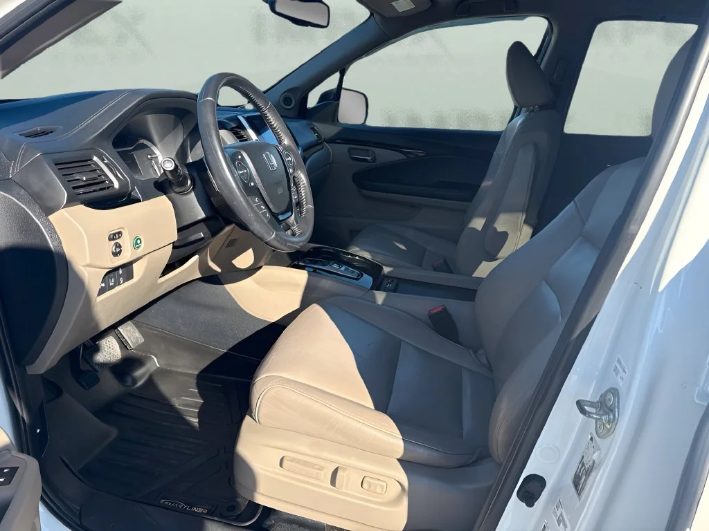 Used 2017  Honda Touring image 9