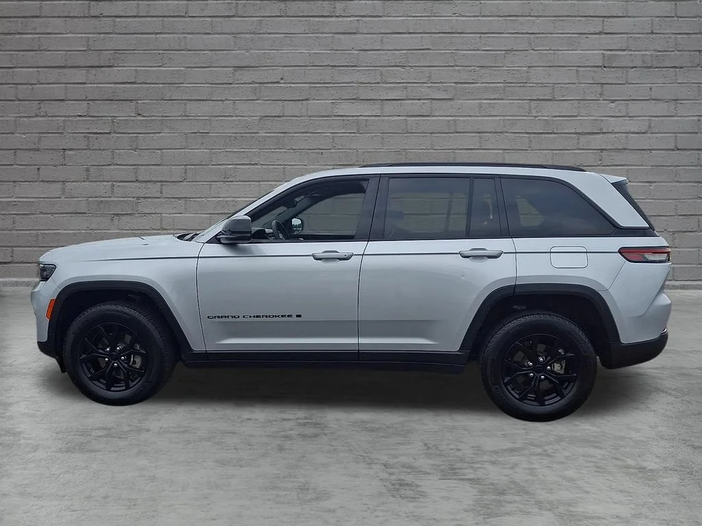 Used 2024 Silver Jeep Altitude X 4x4 image 7