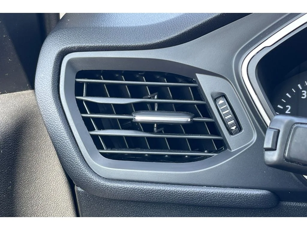 Used 2022 ICONIC SILVER Ford SE image 29