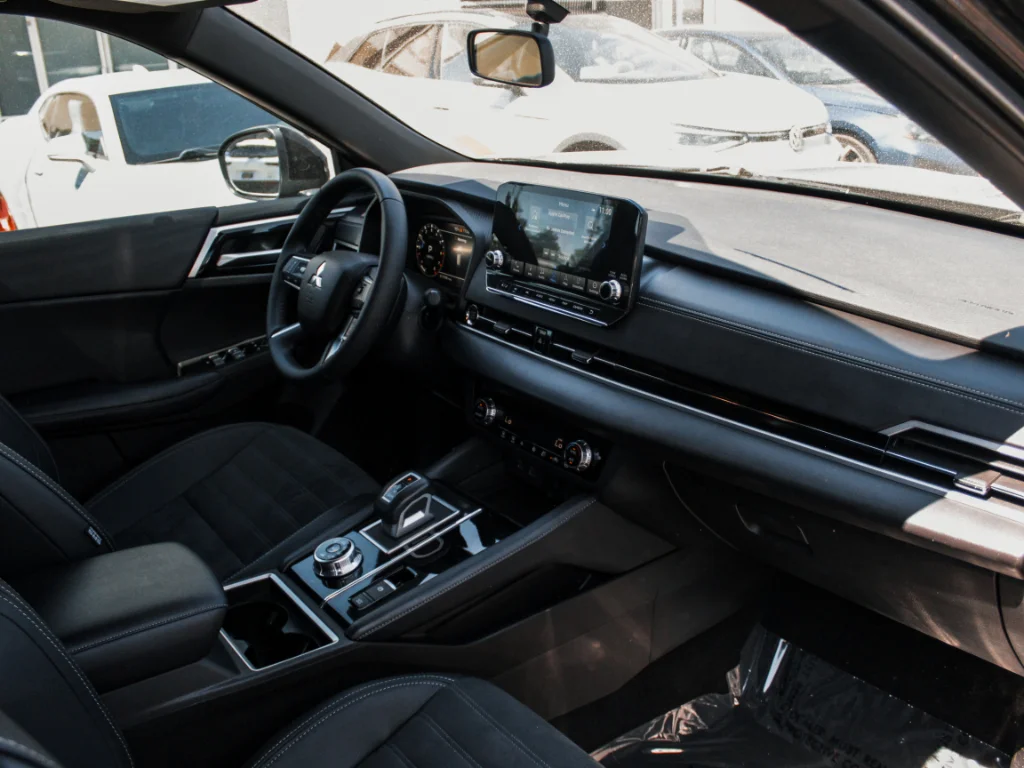 Used 2024 Black Diamond Mitsubishi SE Black Edition w/Pano Roof image 25