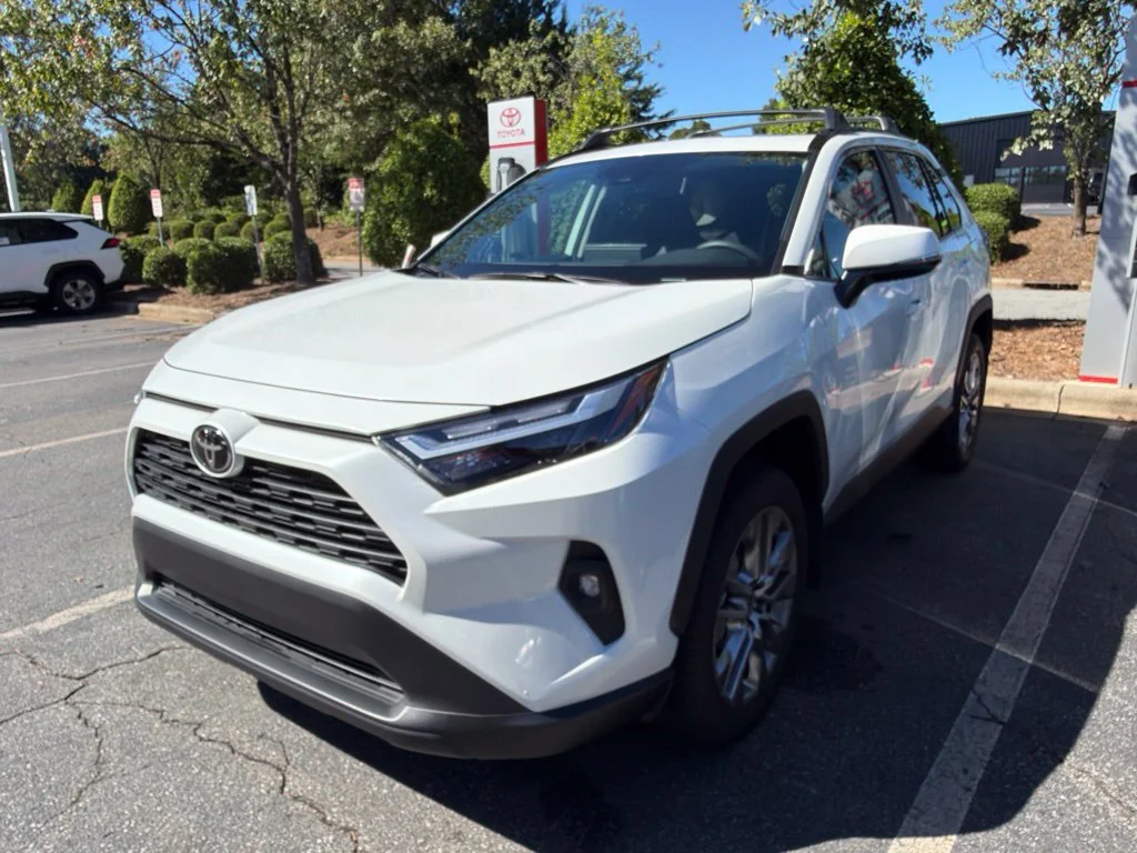 Used 2025  Toyota XLE Premium image 5