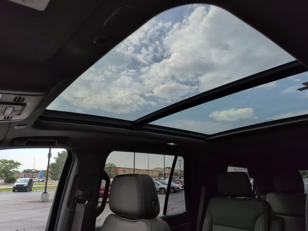 Used 2024 White GMC Denali image 29