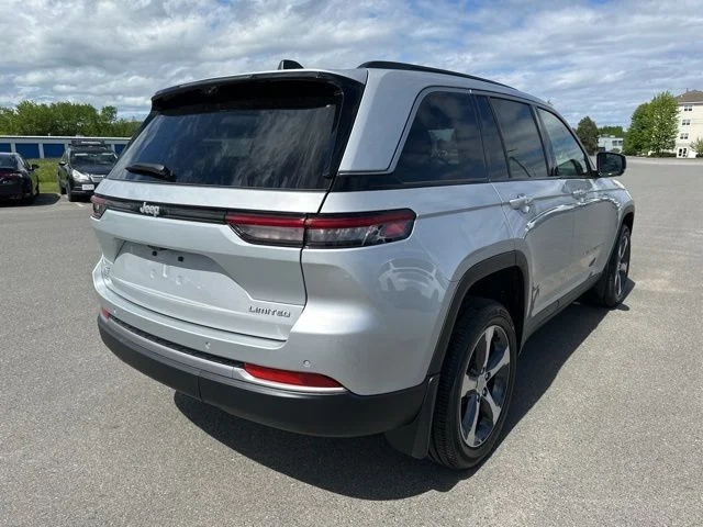 New 2026 Silver Zynith Exterior Paint Jeep Limited image 6