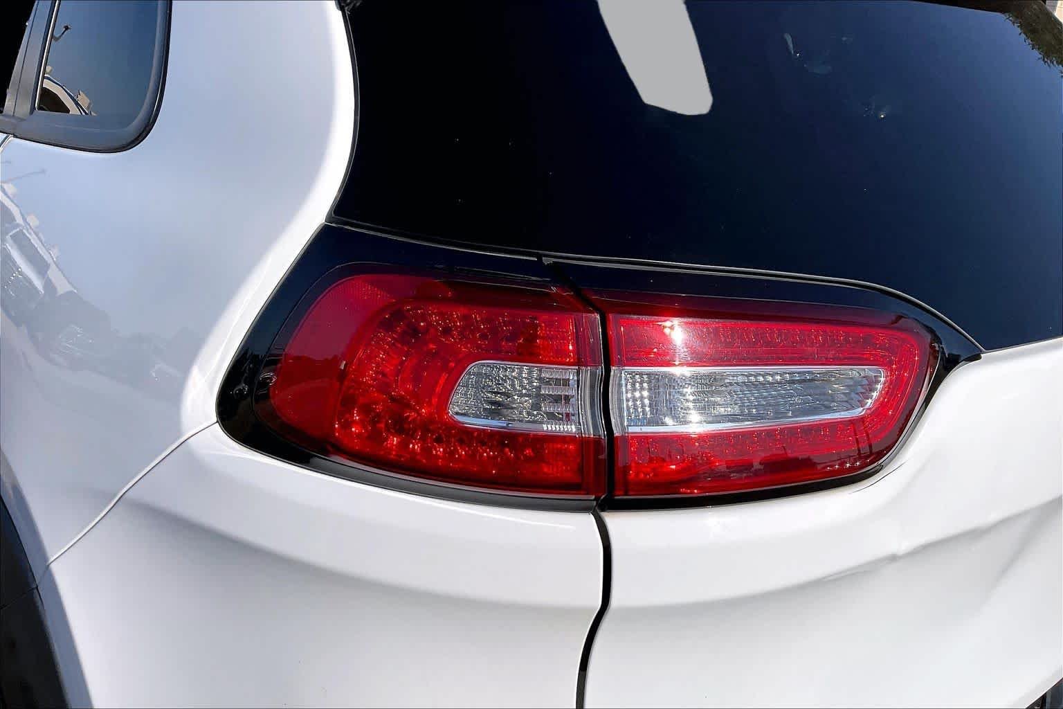 Used 2016 Bright White Clearcoat Jeep Trailhawk image 28