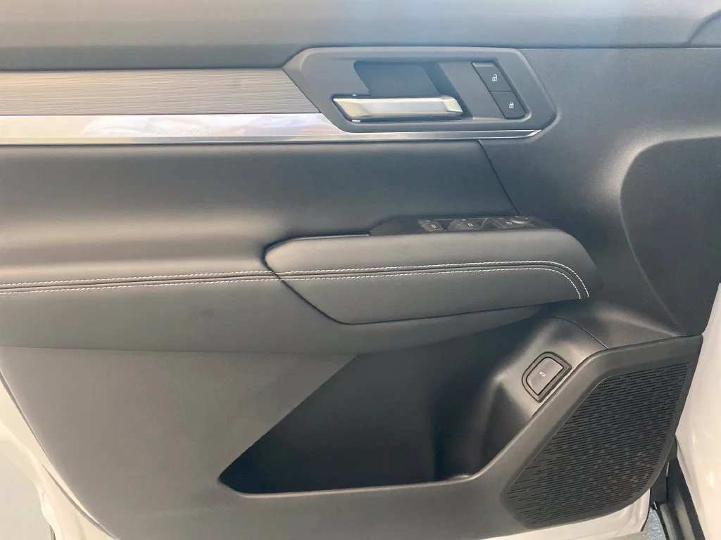 New 2027 Summit White GMC Elevation image 9