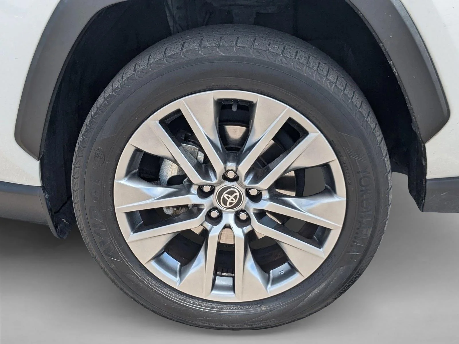 Used 2023 White Toyota XLE Premium image 21