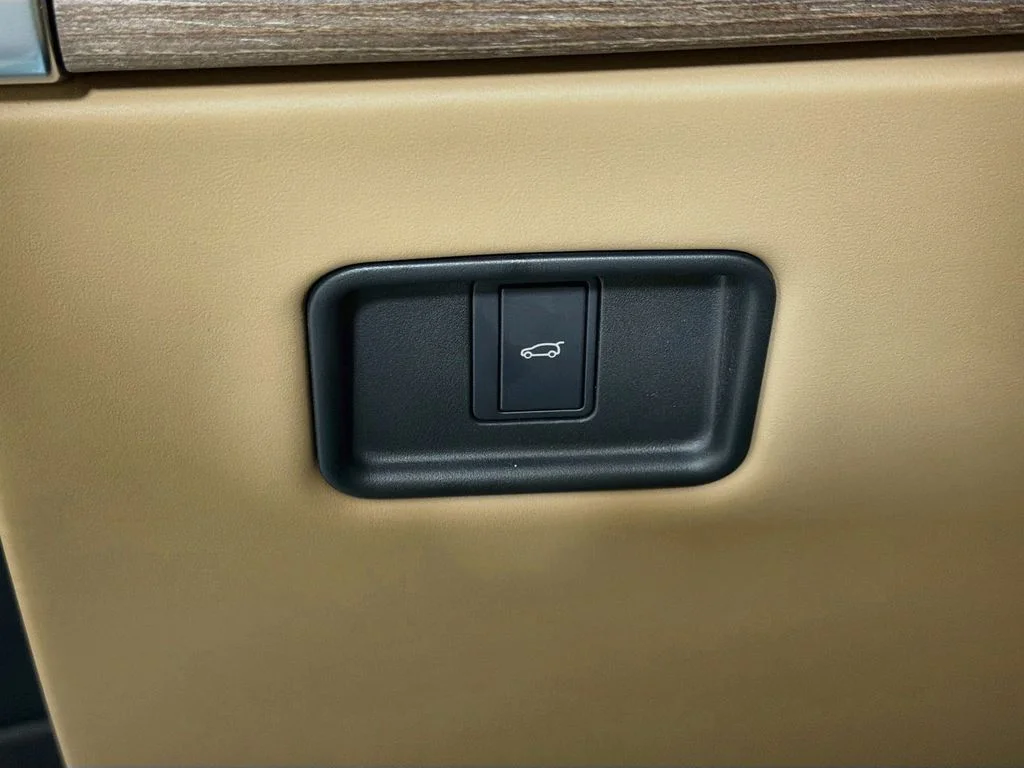 New 2027 Belgravia Green Land Rover SE image 10