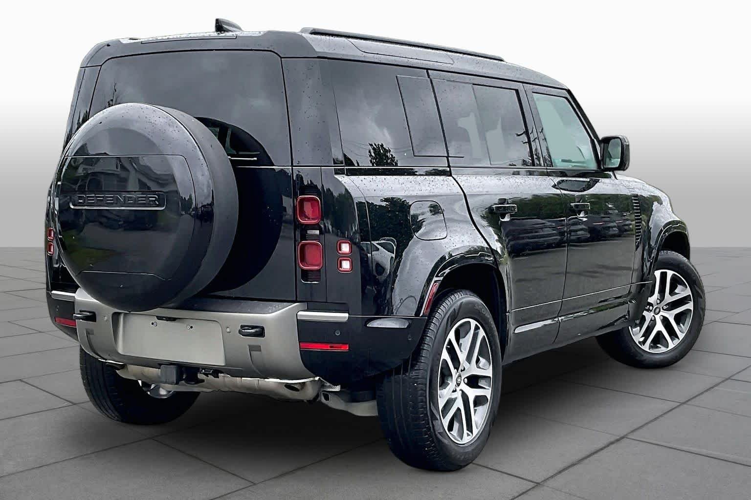 Used 2025 Santorini Black Metallic Land Rover X-Dynamic SE image 11