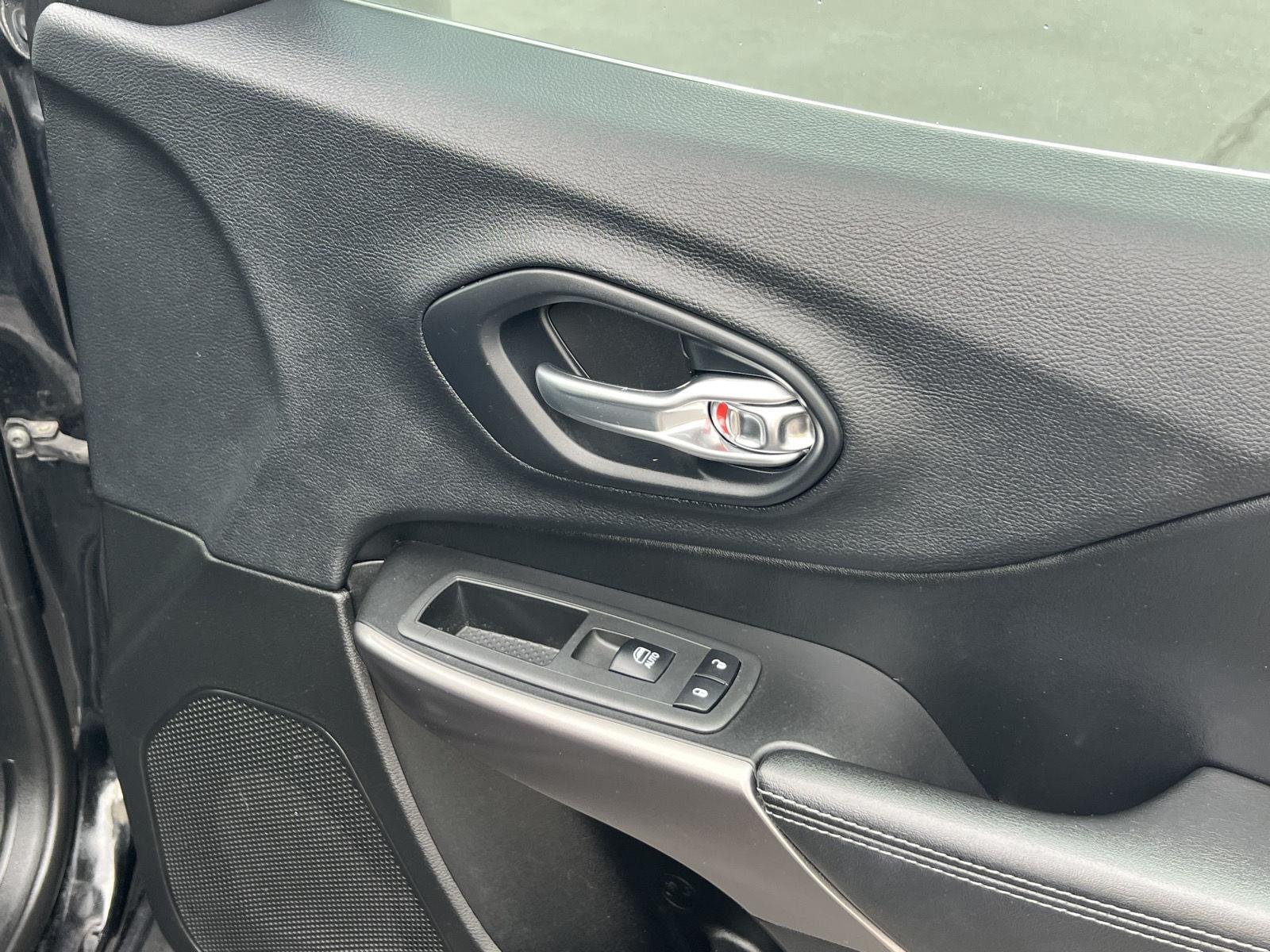 Used 2019 Diamond Black Crystal Pearlcoat Jeep Latitude Plus image 19