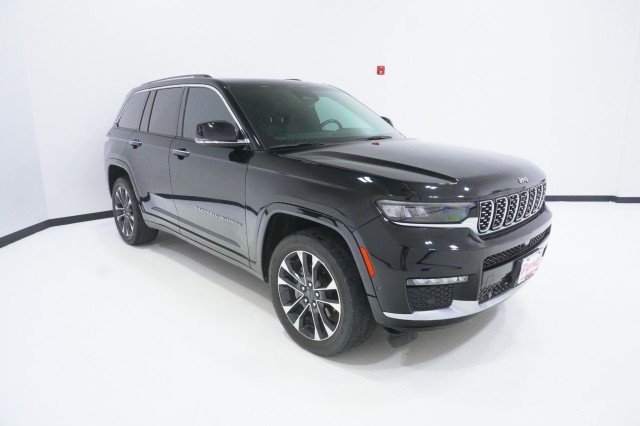 Used 2023 Diamond Black Crystal Pearlcoat Jeep Overland image 3