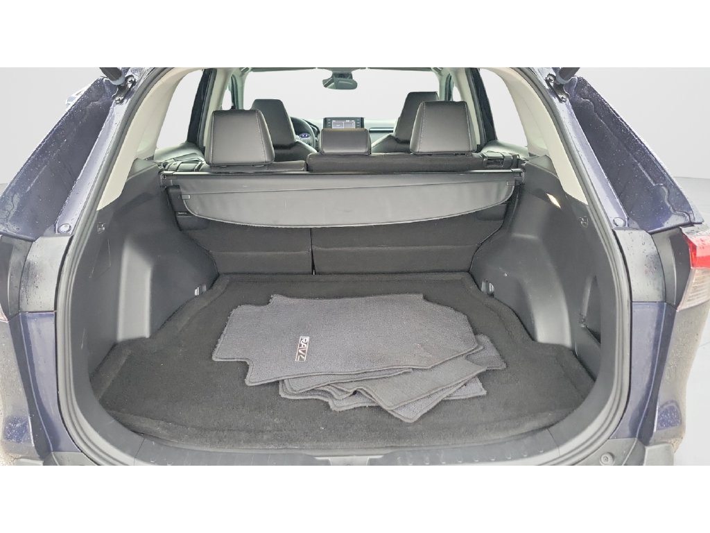 Certified Used 2022  Toyota XLE Premium image 9