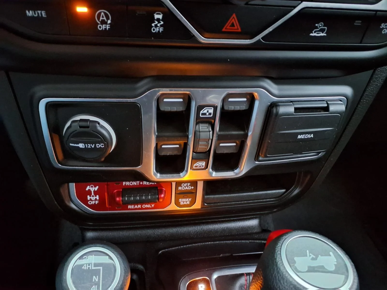 Used 2023 Silver Jeep Rubicon image 15