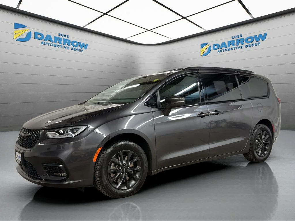 2022 Chrysler Pacifica Touring L's photo