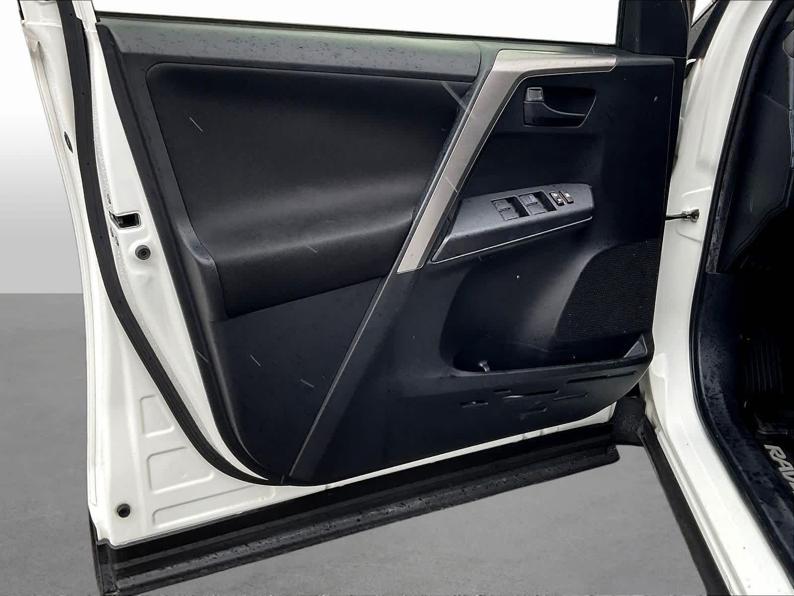 2017 Toyota RAV4 LE - Photo 21
