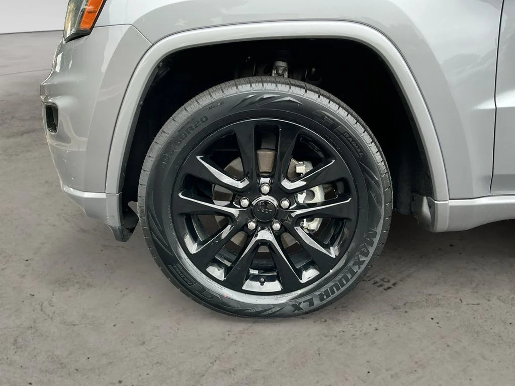 Used 2018 Silver Jeep Altitude image 9