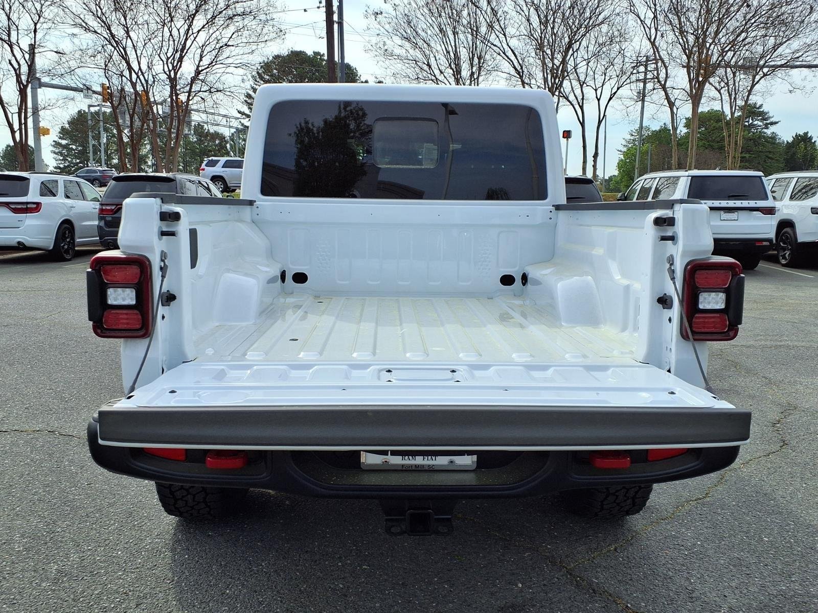 New 2026 Bright White Clear-Coat Exterior Paint Jeep  image 30