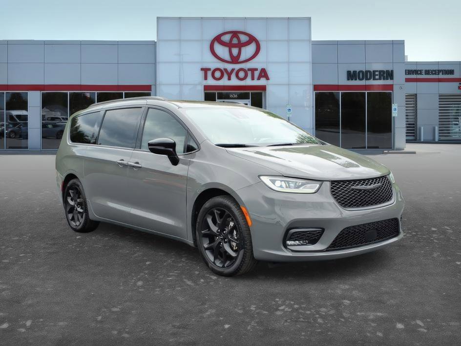 Used 2025 Ceramic Gray Clearcoat Chrysler Limited image 8