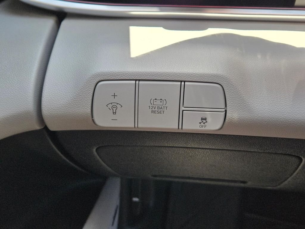 2025 Hyundai Elantra Limited - Photo 30