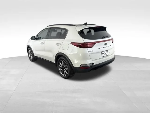 Used 2022 White Kia Nightfall image 9