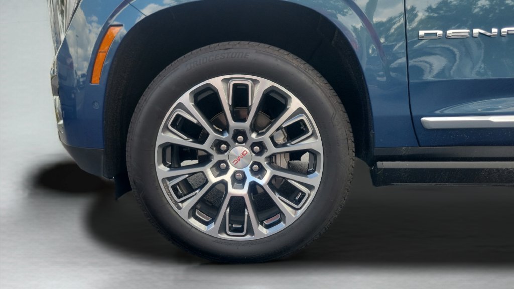 Used 2025  GMC Denali image 3