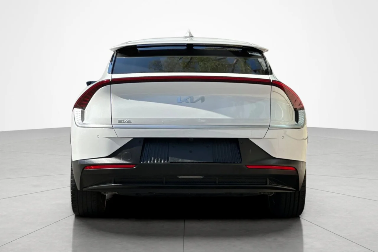 Used 2023 WHITE Kia Light image 4