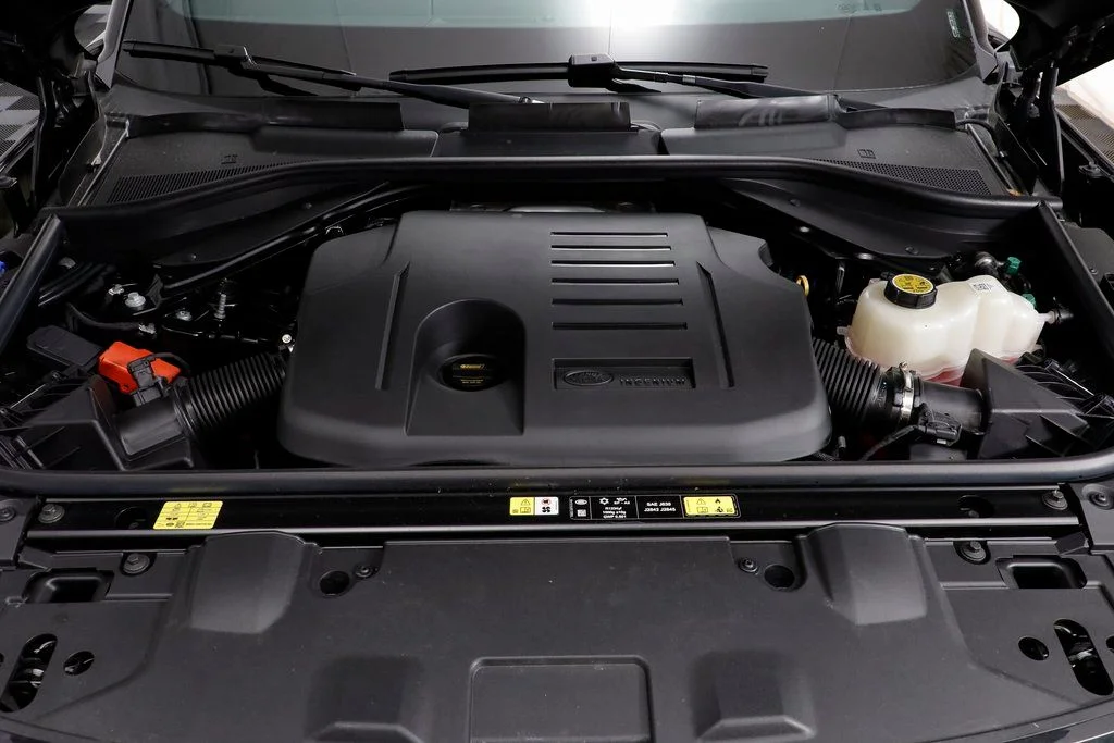 New 2025 Black Land Rover SE LWB 7 Passenger image 25